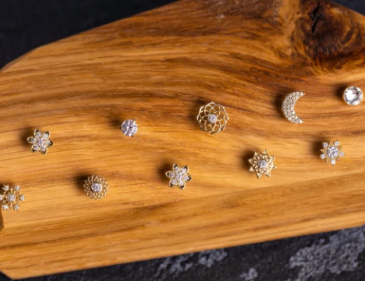 Bijoux scintillants variés disposés sur une planche de bois rustique