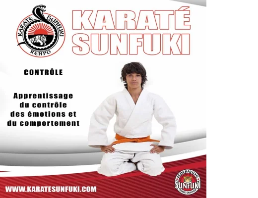 Jeune karatéka en kimono blanc et ceinture orange, logo Karaté Sunfuki.