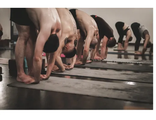 Cours de yoga collectif avec des participants dans des positions variées