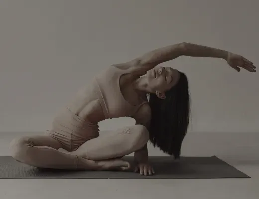 Découvrez le yoga à Bois-Franc avec Idolem Yoga. Des cours pour tous niveaux dans un cadre accueillant et moderne.