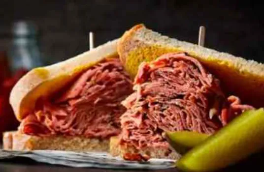 Un sandwich gourmand avec des tranches de viande fumée tendre et juteuse